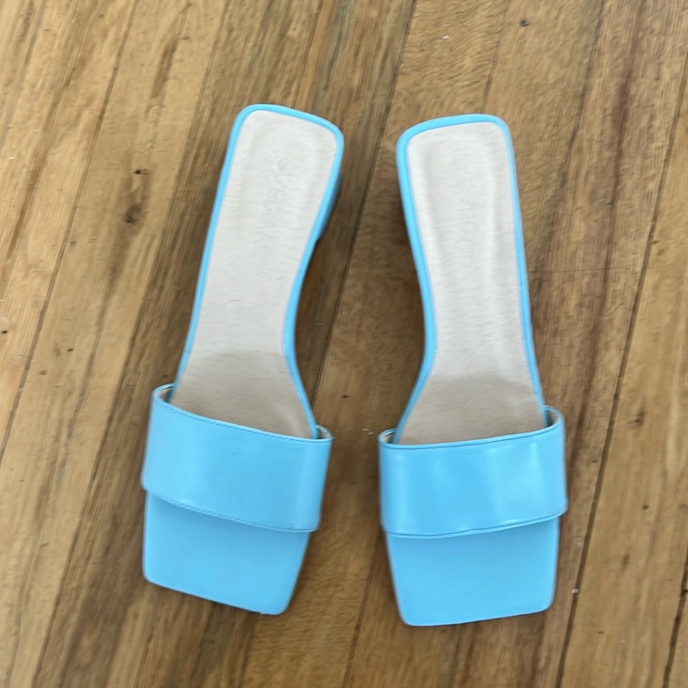 Basically new Baby Blue Alohas heels